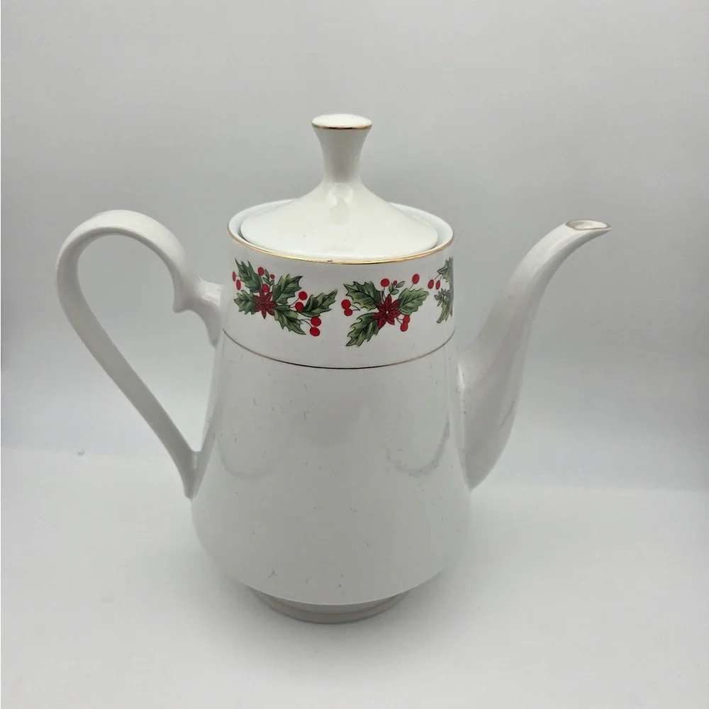 Vintage coffee/ tea / hot chocolate pot Lynns Holly fine porcelain china